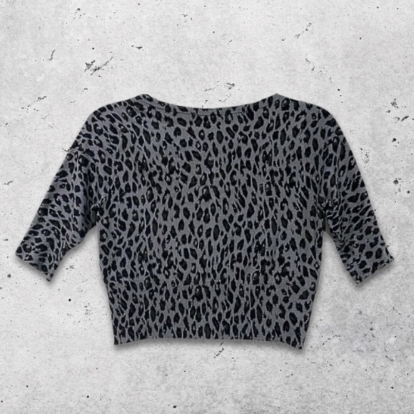 White House‎ Black Market Cardigan Crop Button Animal Print Silk Gray/Blue W S - Picture 2 of 8